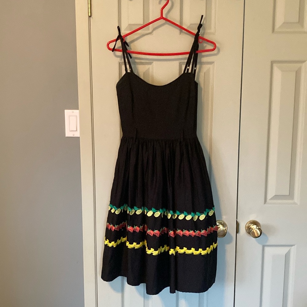 🖤 Jolie robe avec broderies de fruits